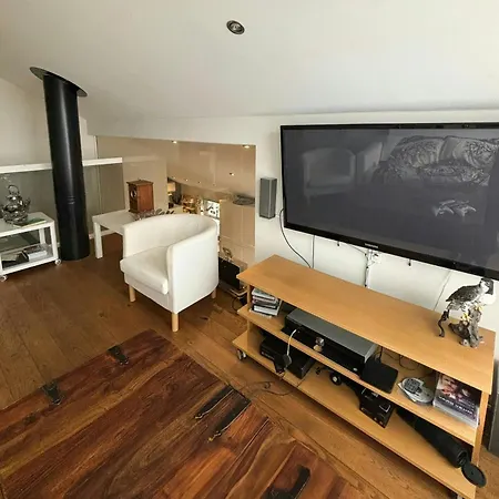 Modern With Panoramic Views In Aukland *